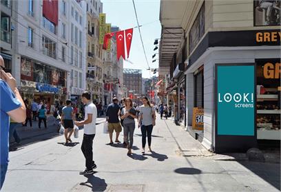 Reklamlar ve güncel haberler açık alanda tüketici ile buluşuyor