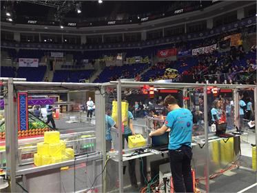 Öğrenciler FIRST Robotics Yarışmasında kendi robotlarıyla yarıştılar