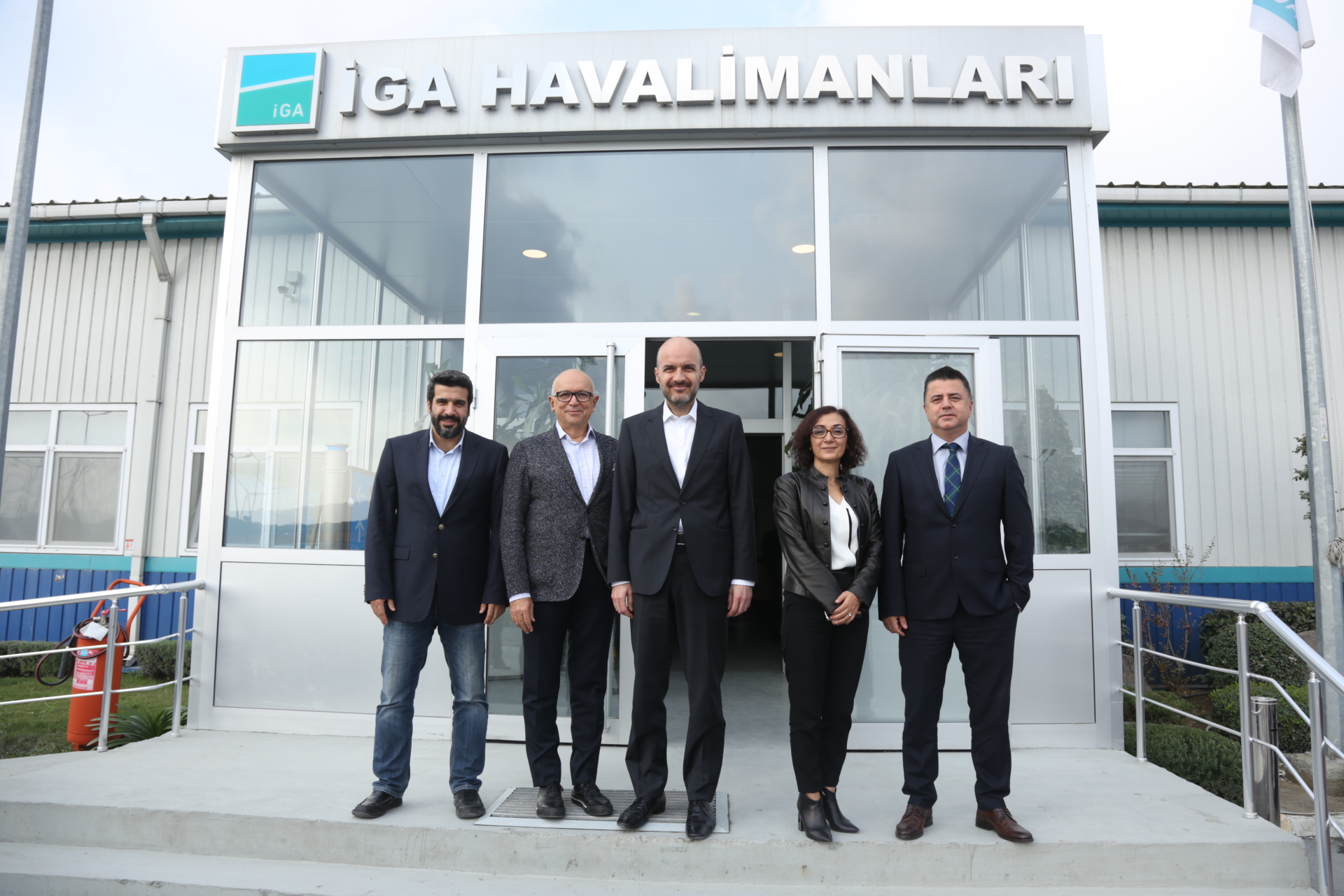 Soldan sağa: Ersin İnankul (İGA CIO), C. Müjdat Altay (Netaş CEO), Kadri Samsunlu (İGA Genel Müdürü ve İcra Kurulu Başkanı), Selda Parın (Netaş Kurumsal Sektör Genel Müdürü), Bilgehan Çataloğlu (BDH Genel Müdürü)