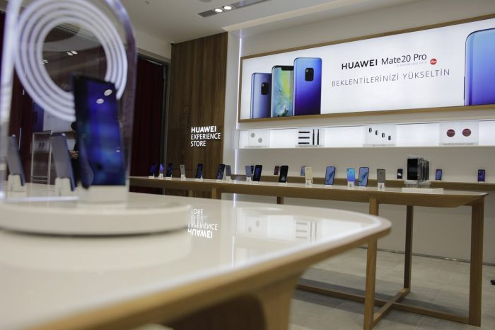 Huawei ilk mağazasını İzmir’de açtı