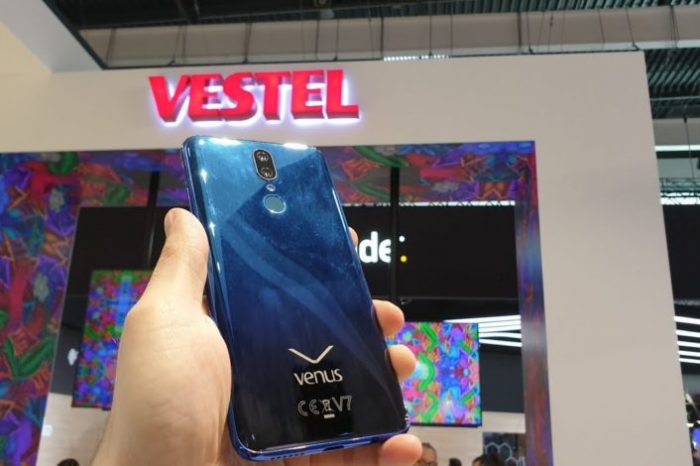 Vestel yeni akıllı telefonu V7 ile MWC ’19 sahnesinde