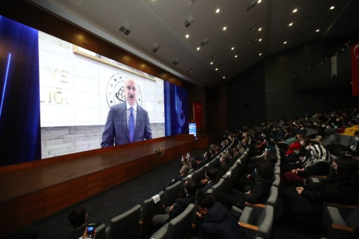 İnterneti bilinçli kullanarak üreten bir toplum olmak zorundayız