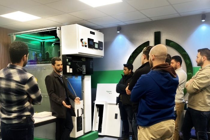 Schneider Electric, inovasyon merkezi modelini bayilerine taşıyor