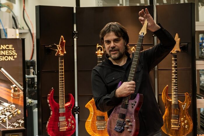 Dünyaya ileri teknoloji elektro gitar ihracatı için fabrika işbaşında